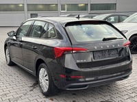 Skats no kreisās puses aizmugurē