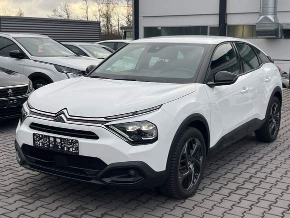 Skats no kreisās puses priekšā