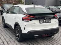 Skats no kreisās puses aizmugurē