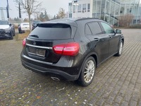 Skats no labās puses aizmugurē