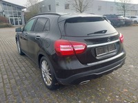 Skats no kreisās puses aizmugurē