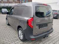 Vaade tagant vasakult