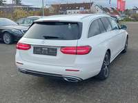 Skats no labās puses aizmugurē