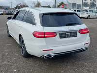 Skats no kreisās puses aizmugurē