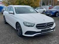 Skats no labās puses priekšā