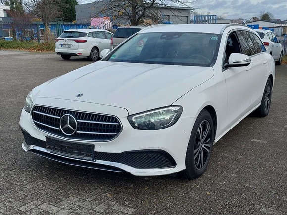 Skats no kreisās puses priekšā