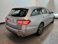 Pogled od pozadi desno