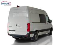 Pogled od pozadi desno