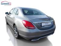 Skats no kreisās puses aizmugurē