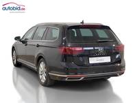 Skats no kreisās puses aizmugurē