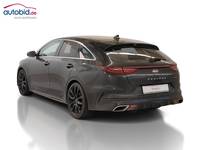 Skats no kreisās puses aizmugurē