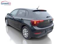 Skats no kreisās puses aizmugurē