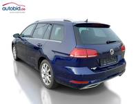 Skats no kreisās puses aizmugurē