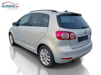 Skats no kreisās puses aizmugurē