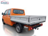 Skats no kreisās puses aizmugurē