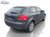 Skats no labās puses aizmugurē