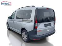 Skats no kreisās puses aizmugurē