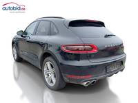 Skats no kreisās puses aizmugurē