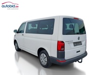 Skats no kreisās puses aizmugurē