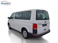 Skats no kreisās puses aizmugurē