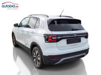 Skats no kreisās puses aizmugurē