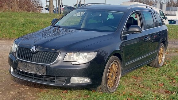 Skats no kreisās puses priekšā