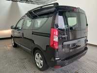 Vaade tagant vasakult