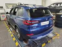 Skats no kreisās puses aizmugurē