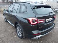 Vaade tagant vasakult