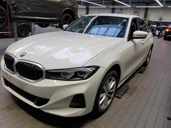 Pogled od napred levo