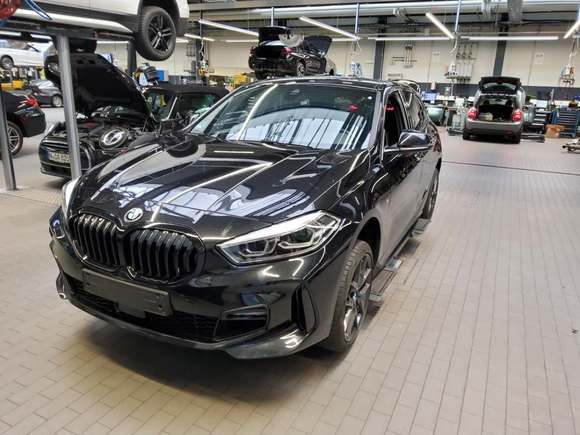 Pogled od napred levo