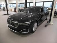 Skats no kreisās puses priekšā