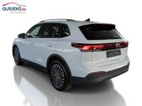 Skats no kreisās puses aizmugurē