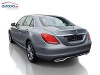 Skats no kreisās puses aizmugurē