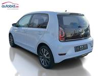 Skats no kreisās puses aizmugurē