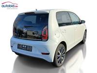 Skats no labās puses aizmugurē