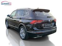 Skats no kreisās puses aizmugurē