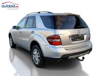 Skats no kreisās puses aizmugurē