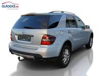 Skats no labās puses aizmugurē