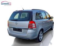 Skats no labās puses aizmugurē