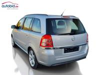 Skats no kreisās puses aizmugurē