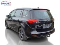 Skats no kreisās puses aizmugurē