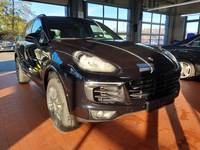 Pogled sprijeda desno