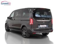 Skats no kreisās puses aizmugurē