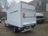 Vaade tagant vasakult