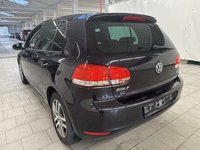 Skats no kreisās puses aizmugurē