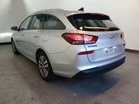 Vaade tagant vasakult