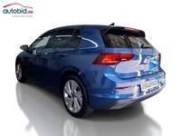 Skats no kreisās puses aizmugurē