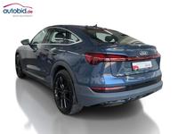 Skats no kreisās puses aizmugurē