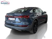 Skats no labās puses aizmugurē